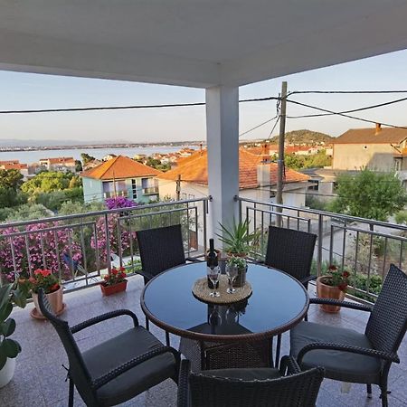 Apartman Sara Preko Dış mekan fotoğraf